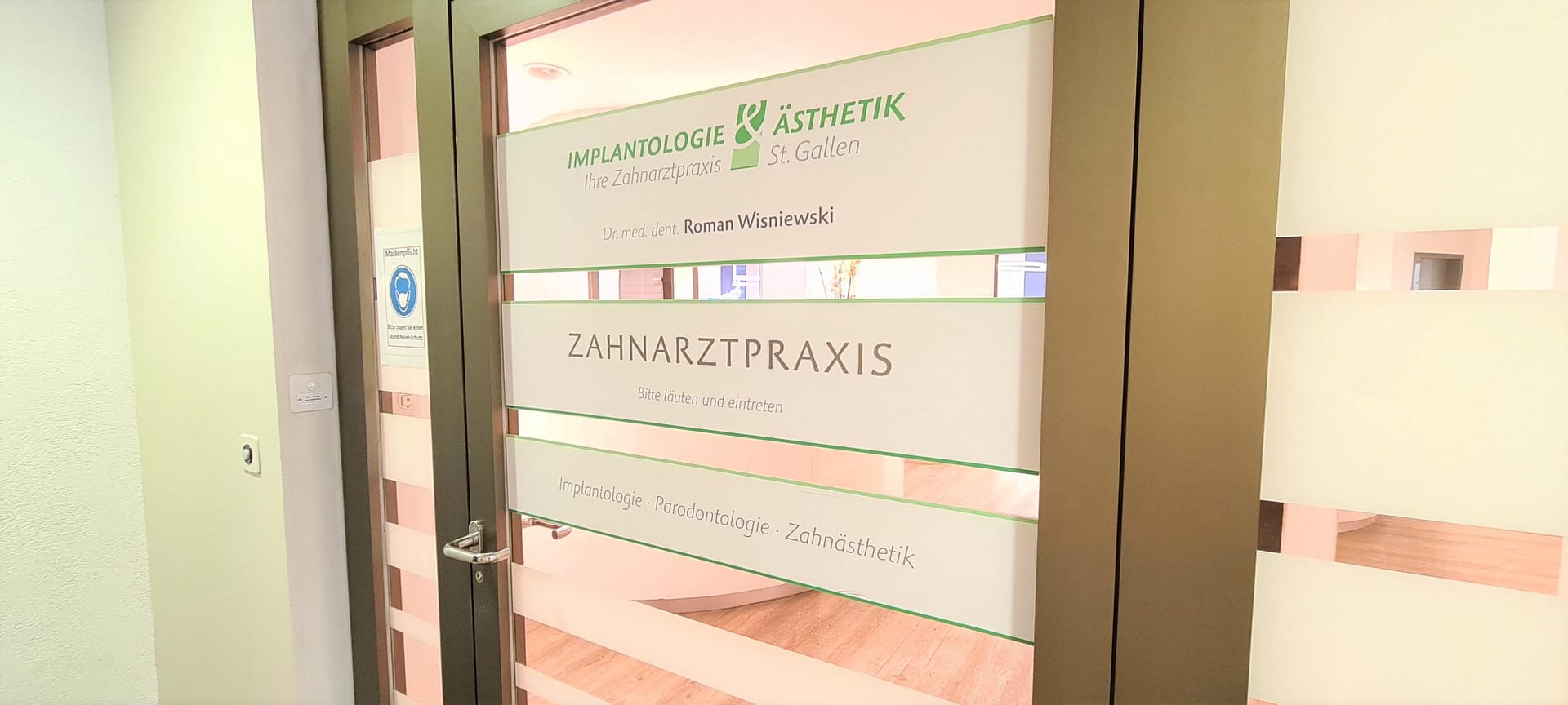 Zahnarztpraxis St. Gallen - Dr. Roman Wisniewski - Implantologie und All-on-4 - Eingang